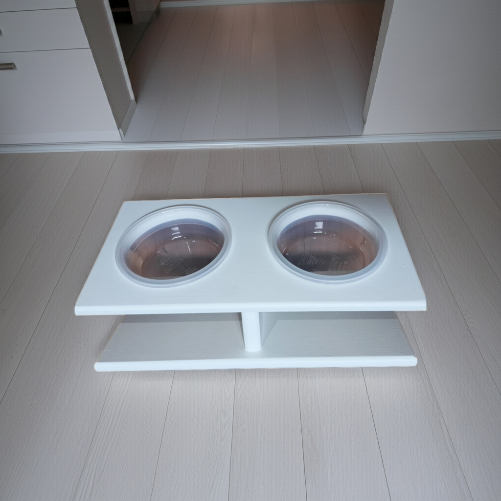 Porta ciotole inclinato in legno – doppio