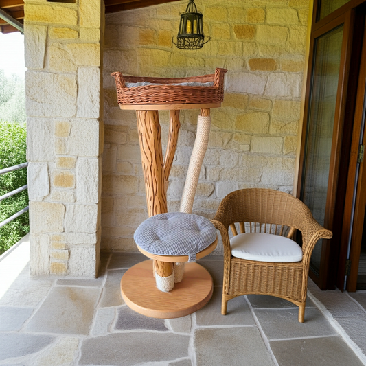 Tiragraffi in faggio con cesta in rattan e cuscini grigi – Design elegante e naturale