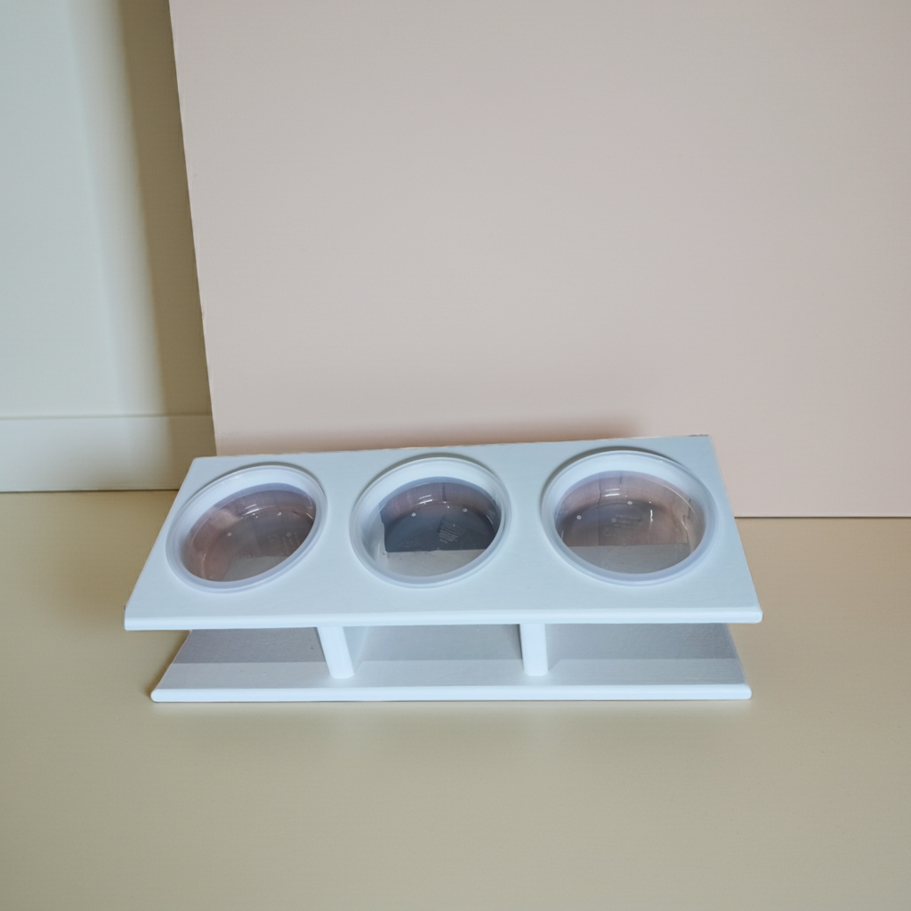 Porta ciotole inclinato in legno – triplo