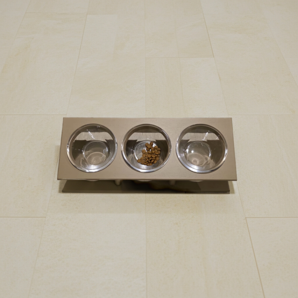 Porta ciotole inclinato in legno – triplo